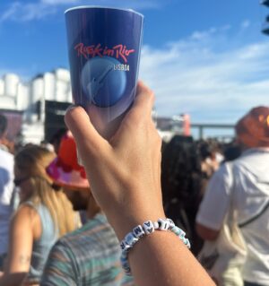 Ana Brinca Instagram - Rock in Rio . Ontem foi para valer e até ao final 🩵🎸😌
.
.
.
.
.
.
.
.
#zaraoutfit #festival #outfitfestival #rockinrio2024 #rockmusic #musicfestival
