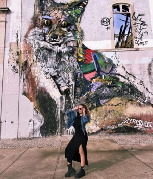 Ana Brinca Instagram - Eu adoro tudo o que tenha a ver com Arte: Música, Cinema, Pintura, Teatro, Literatura e Dança… ❤️ e depois há estes murais espalhados pela Cidade by: (Bordalo II) 🥰 
.
.
.
.
.
.
.
#caisdosodré #cais #bordallo #bordaloiiarts #bordalloii  #arts #artesplasticas #artesvisiais #zaraoutfit #buffalo #buffaloboots