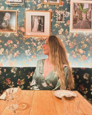 Ana Brinca Instagram - Finalmente fui ao Sophia … e não podia ter sido melhor! Comida divinal e o Outfit até combinou com o restaurante. 
.
.
.
.
.
.
.
.
#foodporn #italian #italiansophia #caisdosodre #cais #igerscais #asosoutfit #asos #asosclothes #food #lovelyvibes #goodvibes