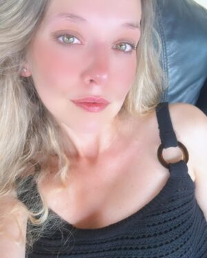 Ana Brinca Instagram - Sun 🦀💛
.
.
.
.
.
.
.
.
.
.
#blackdress #hairstyle #women #greeneyes