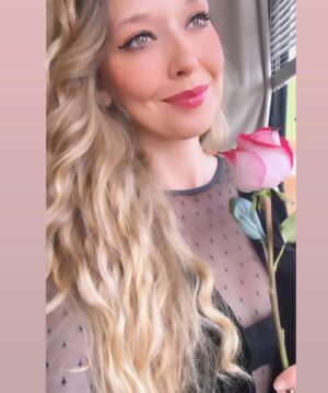 Ana Brinca Instagram - A Mummy não está presente, mas obrigada pela rosa 🌹! Dia da mãe são todos os dias e eu sou tão grata , por ter a minha 💕… Durante muito tempo não foi fácil aceitar os km que nos separavam, mas o amor incondicional e verdadeiro, consegue sempre sobreviver a longas distâncias. A que sempre me amparou as quedas, a que me ouve horas e horas a falar das coisas mais secantes, a que me faz rir sem parar, a minha melhor amiga! Love you 💝 
.
.
.
.
.
.
#diadasmaes #diadamae #loveyoumummy #loveyou #ly #mummy