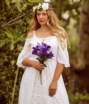 Ana Brinca Instagram - 🪻Nature 

“Ela é da natureza. Talvez por isso, viva tão à flor da pele.” (Victor Érik) 
.
.
.
.
.
.
.
.
.
.
.
#nature #white #pure #flower #purlple #Photography #mammamia