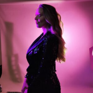 Ana Brinca Instagram - Pink light 💡 ontem foram umas 11 horas a fotografar com pausas pelo meio … so good ! 💕
.
.
.
.
.
.
.
#pictures #fotos #sessao #sessaofotos #session #sessaodefotos #actress #atriz #estudio #estúdio