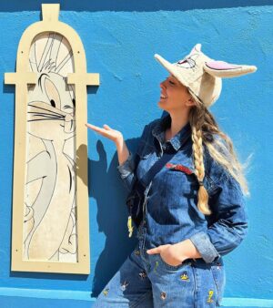Ana Brinca Instagram - Deixem -me ser criança sff! A pessoa é feliz assim 💙🐰( Este é o meu segredo da Juventude quando dizem que estou igual há 10 anos 😂)
.
.
.
.
.
.
.
.
#warner #bugabunny #lolabunny #fotosantigas #estudioswarner #warnerbrosstudios #warnerhouse #espanha #madrid #madrid🇪🇸 #igerswarner #igersespanha #parquewarner