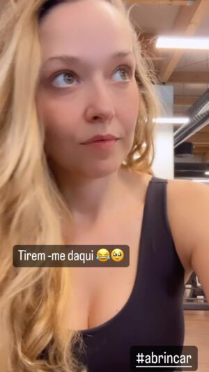 Ana Brinca Instagram - New Goals: Quando dizes que vais ser Fit em 2024 e não pensas bem nas consequências 😂🥵🫣👻 Sem desculpas ou com 100 desculpas? 
.
.
.
.
.
.
.
#fit #gym #letsgo #fun #funny #tiremmedaqui #fitnessmotivation #ﬁtness #semdesculpas