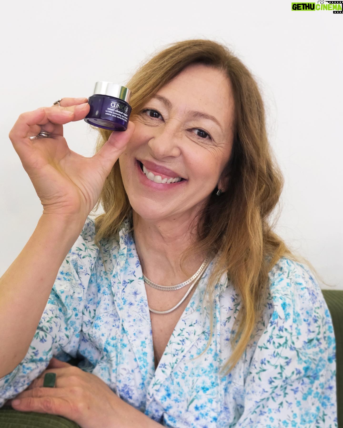 Ana Bustorff - 122 Likes - Uma das etapas que nunca falha: o creme de olhos. Este é o meu preferido e faz parte da minha rotina diária! 🥰
O Smart Clinical Repair Eye da @clinique ajuda a combater as rugas, fortalece a pele mais delicada em torno dos olhos tornando-a mais suave. @cliniqueportugal
#pub