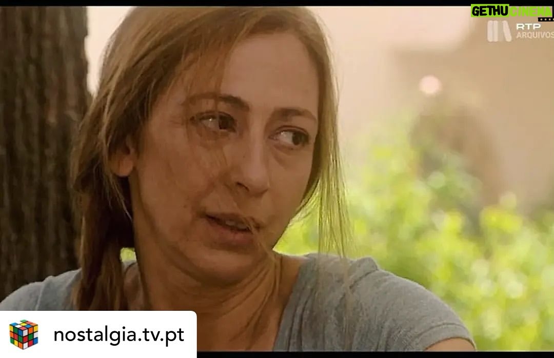 Ana Bustorff - 127 Likes - Posted @withregram • @nostalgia.tv.pt Nome de Código Sintra T01E03 Paixões Violentas, Mortes Violentas
O Eça dizia que havia apenas dois píncaros de onde se podia observar o mundo : os Himalaias e o Chiado. – Duarte
Neste episódio Teresa descobre a cassete que incriminava Manuel e tenta esconder este facto da polícia. Enquanto isso Inês tenta fazer ciúmes a Pedro, mas acaba por sofrer um ataque.
Um episódio tímido comparado aos dois anteriores ainda que traga alguns desenvolvimentos. Começamos com Inês que se encontra num bar a beber quando é abordada por um homem, ao ver que o jardineiro Pedro a está a observar esta acaba por provocar ciúmes aceitando dançar com o homem. Mais tarde esse homem tenta agarrá-la no metro e acaba por persegui-la e ameaçar de morte, revelando que é filho de um dos homens que ficou sem emprego por causa de Manuel. Pedro acaba por salvar o dia. O homem é preso mas acaba por ser desconsiderado como suspeito. Foi inesperado esta dinâmica de Pedro e Inês, mas não é o casal mais carismático. Em casa Teresa descobre o DVD que incrimina o negócio de Manuel e acaba por mostrar às filhas, realçando que devem guardar segredo a todo o custo. Vemos também que Dâmaso parece ter uma vida dupla estando envolvido com prostitutas quando a esposa lhe tenta ligar. Duarte e Mariana continuam a ser a ponte entre o presente e o passado e gosto muito das cenas do passado que não são demasiado maçadoras (isto para alguém como eu que já viu o filme “O Mistério da Estrada de Sintra” dos quais são retirados todo aquele excerto). Temos ainda uma cena de Isabel que é visitada pelo filho Gonçalo e é reforçado que esta, Teresa e a governanta Elizabete escondem um segredo. O MVP do episódio é para mim Ramalho, um polícia muito astuto e muito bem interpretado por Adriano Luz.
P.S. 6/10