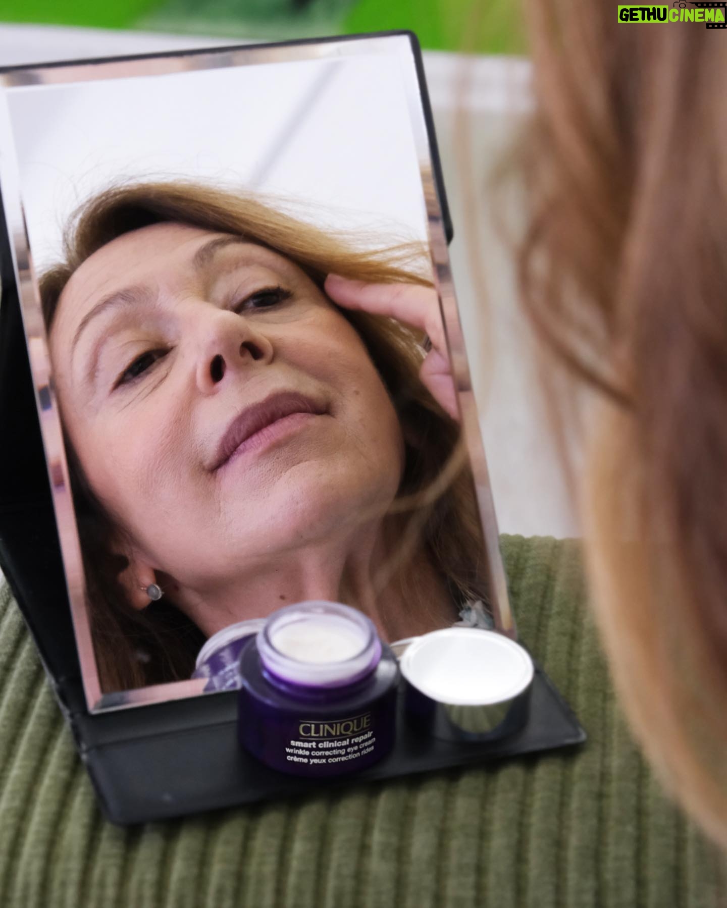 Ana Bustorff - 122 Likes - Uma das etapas que nunca falha: o creme de olhos. Este é o meu preferido e faz parte da minha rotina diária! 🥰
O Smart Clinical Repair Eye da @clinique ajuda a combater as rugas, fortalece a pele mais delicada em torno dos olhos tornando-a mais suave. @cliniqueportugal
#pub