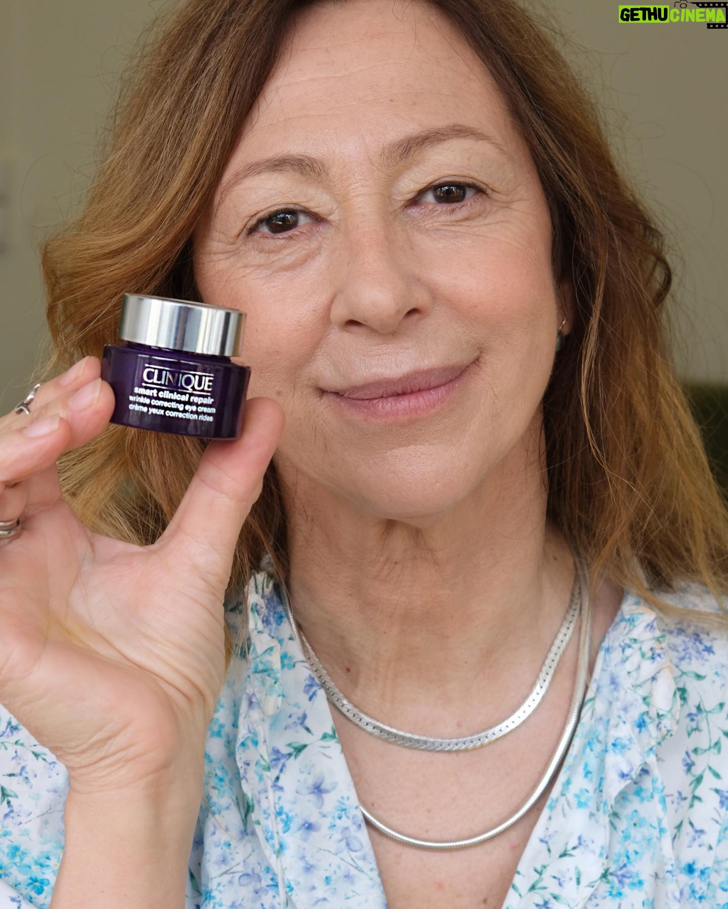 Ana Bustorff - 122 Likes - Uma das etapas que nunca falha: o creme de olhos. Este é o meu preferido e faz parte da minha rotina diária! 🥰
O Smart Clinical Repair Eye da @clinique ajuda a combater as rugas, fortalece a pele mais delicada em torno dos olhos tornando-a mais suave. @cliniqueportugal
#pub