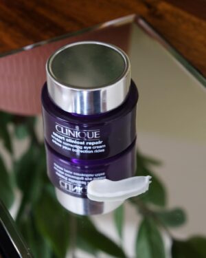 Ana Bustorff Instagram - Uma das etapas que nunca falha: o creme de olhos. Este é o meu preferido e faz parte da minha rotina diária! 🥰
O Smart Clinical Repair Eye da @clinique ajuda a combater as rugas, fortalece a pele mais delicada em torno dos olhos tornando-a mais suave. @cliniqueportugal 
#pub