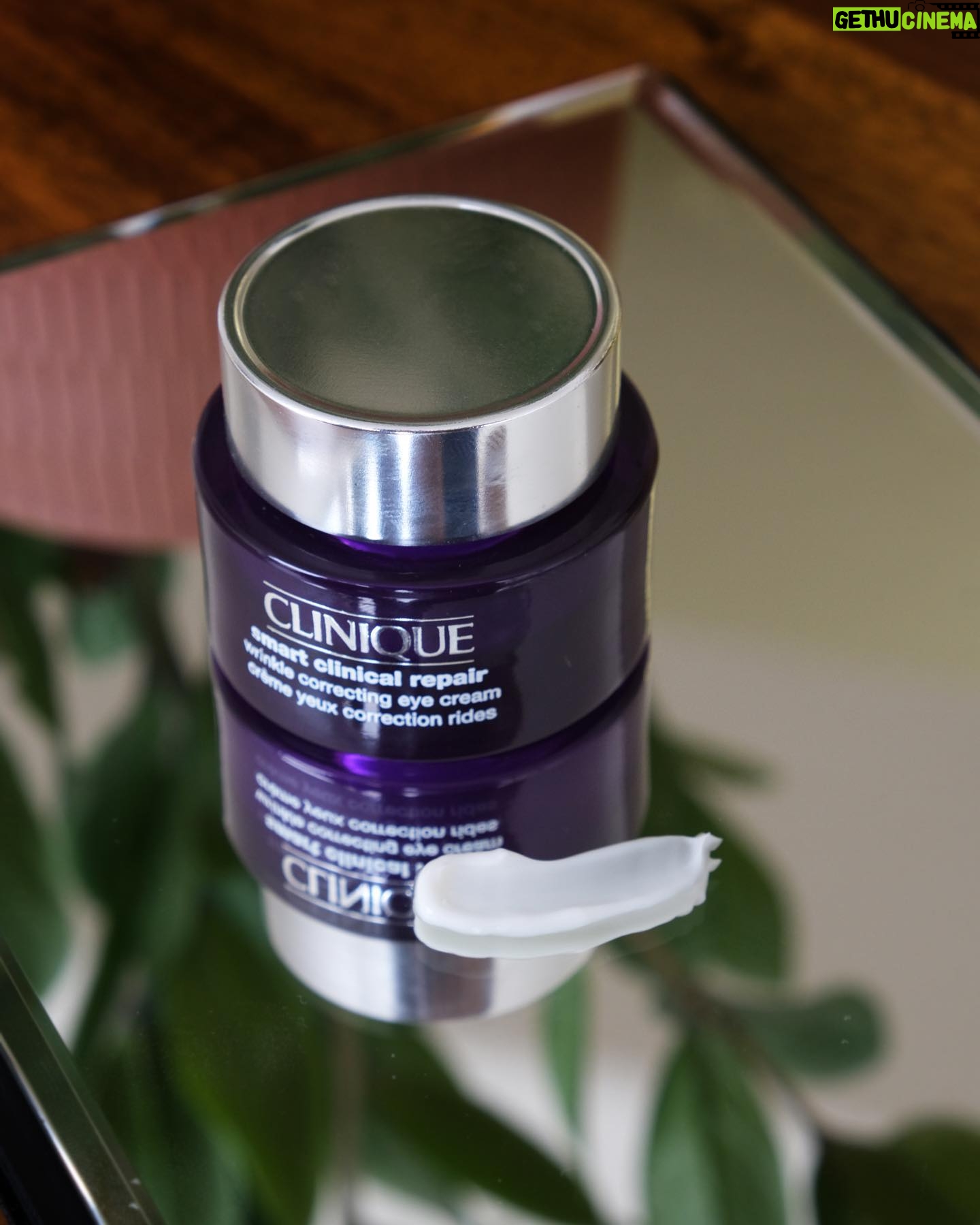 Ana Bustorff - 122 Likes - Uma das etapas que nunca falha: o creme de olhos. Este é o meu preferido e faz parte da minha rotina diária! 🥰
O Smart Clinical Repair Eye da @clinique ajuda a combater as rugas, fortalece a pele mais delicada em torno dos olhos tornando-a mais suave. @cliniqueportugal
#pub