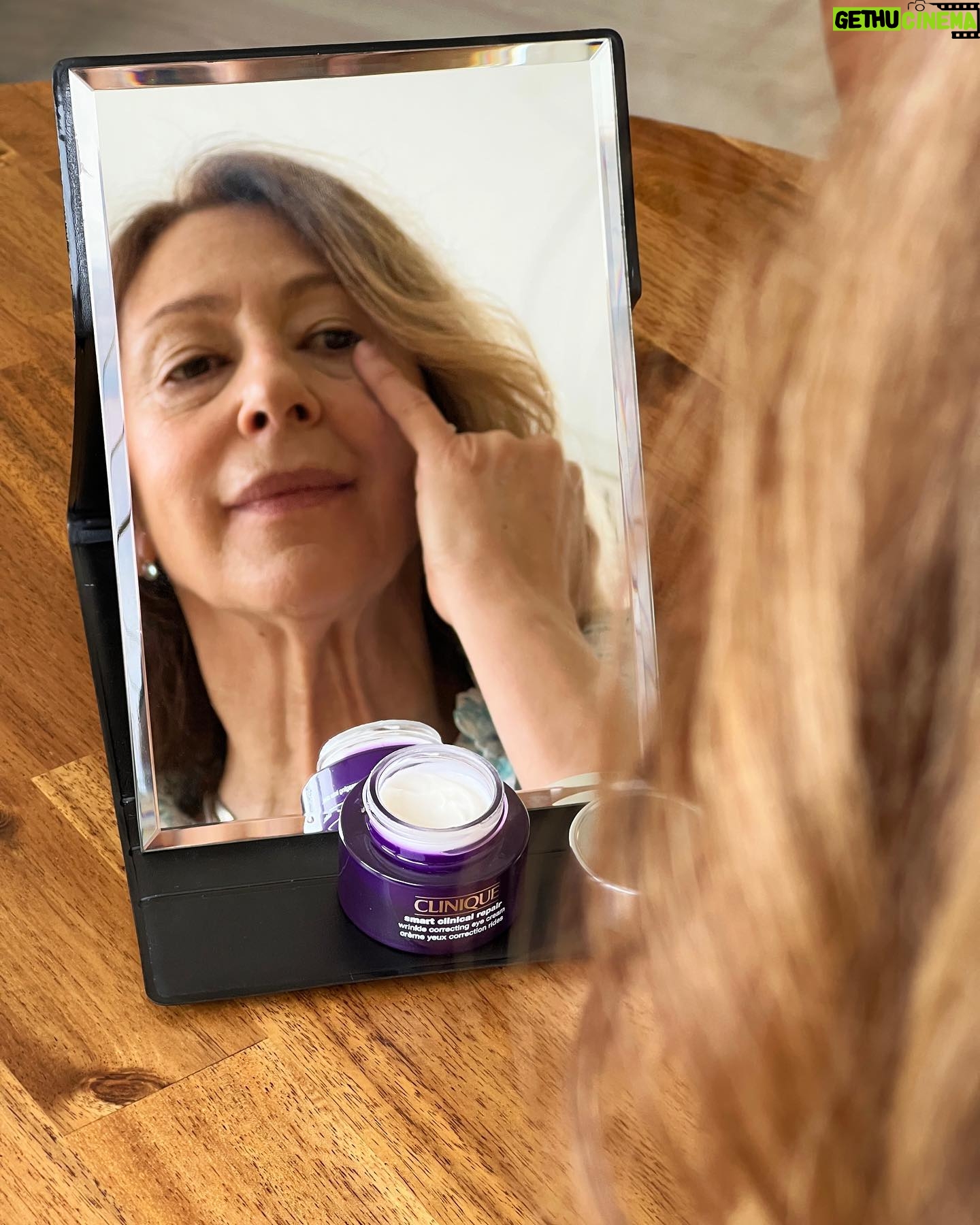 Ana Bustorff - 122 Likes - Uma das etapas que nunca falha: o creme de olhos. Este é o meu preferido e faz parte da minha rotina diária! 🥰
O Smart Clinical Repair Eye da @clinique ajuda a combater as rugas, fortalece a pele mais delicada em torno dos olhos tornando-a mais suave. @cliniqueportugal
#pub
