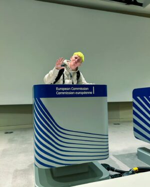 Ana Correia Instagram - Fui a Bruxelas, a convite da @comissao_europeia_pt conhecer as instituições europeias da União Europeia, de que tanto ouvimos falar e que "está lá longe".

Durante 3 dias e com um grupo FANTÁSTICO de pessoas, andámos a conhecer os cantos à(s) casa(s) da UE e a falar com várias pessoas que nos mostraram algumas das coisas que se fazem por lá 🇪🇺

A União Europeia está presente nas nossas vidas de várias formas: a nossa moeda, a livre circulação entre países membros, programas erasmus (👶👶👶), até nos carregadores dos nossos telemóveis, entre muuuuitas outras coisas e por isso é importante lembrar que também aqui devemos exercer o nosso direito de voto.

✨️ Dia 9 de JUNHO ocorrem as eleições europeias em Portugal ✨️ e é cada vez mais importante que se vote. Vivemos cada vez mais numa aldeia global e é importante que façamos ouvir a nossa voz através dos nossos votos, por variadas razões:
- para que nos consigamos sentir representadxs pelas pessoas eleitas, pelas suas ideias e ideais;
- para mudar aquilo que achamos que deve mudar (alô, help palestine 🍉);
- para contrariar a subida da ext direita por esse mundo fora;
- por todas as outras 1001 razões que possam encontrar;

A verdade é que a União Europeia e as suas decisões e medidas estão mais presente nas nossas vidas do que aquilo que a maioria das pessoas pensa (estatisticamente Portugal vota pouco nas eleições europeias) e por isso, fica a questão:

📢 VAIS VOTAR NAS ELEIÇÕES EUROPEIAS NO DIA 9 DE JUNHO?

#juntosmaisfortes #usaoteuvoto #europeanunion #europeancommission🇪🇺 #europeanparliament #europe #brussels #belgium