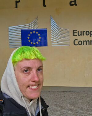 Ana Correia Instagram - Fui a Bruxelas, a convite da @comissao_europeia_pt conhecer as instituições europeias da União Europeia, de que tanto ouvimos falar e que "está lá longe".

Durante 3 dias e com um grupo FANTÁSTICO de pessoas, andámos a conhecer os cantos à(s) casa(s) da UE e a falar com várias pessoas que nos mostraram algumas das coisas que se fazem por lá 🇪🇺

A União Europeia está presente nas nossas vidas de várias formas: a nossa moeda, a livre circulação entre países membros, programas erasmus (👶👶👶), até nos carregadores dos nossos telemóveis, entre muuuuitas outras coisas e por isso é importante lembrar que também aqui devemos exercer o nosso direito de voto.

✨️ Dia 9 de JUNHO ocorrem as eleições europeias em Portugal ✨️ e é cada vez mais importante que se vote. Vivemos cada vez mais numa aldeia global e é importante que façamos ouvir a nossa voz através dos nossos votos, por variadas razões:
- para que nos consigamos sentir representadxs pelas pessoas eleitas, pelas suas ideias e ideais;
- para mudar aquilo que achamos que deve mudar (alô, help palestine 🍉);
- para contrariar a subida da ext direita por esse mundo fora;
- por todas as outras 1001 razões que possam encontrar;

A verdade é que a União Europeia e as suas decisões e medidas estão mais presente nas nossas vidas do que aquilo que a maioria das pessoas pensa (estatisticamente Portugal vota pouco nas eleições europeias) e por isso, fica a questão:

📢 VAIS VOTAR NAS ELEIÇÕES EUROPEIAS NO DIA 9 DE JUNHO?

#juntosmaisfortes #usaoteuvoto #europeanunion #europeancommission🇪🇺 #europeanparliament #europe #brussels #belgium