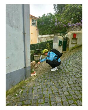 Ana Correia Instagram - Fim de semana com um céu pintado com poeiras vindas de África, temperaturas altas, tshirt, amigos e o #GalaxyS24 Ultra sempre à mão para registar tudo 😎

Vi pela primeira vez um acidente 😳 o condutor ficou bem... mas fugiu 😂
Valeu pela experiência diferente, no meio dos passeios por Sintra 🌳🌿

@samsungportugal #parceria #sintra #hike