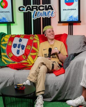 Ana Correia Instagram - Foram demasiadas emoções no jogo de @portugal no Garcia Lounge @thegarciap_ 
@diogomcosta99 deixo-te fazeres-me um filho

📸: @rubengameiro_

#portugal #euro2024 #twitch #live