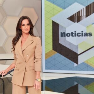 Ana Cuesta Instagram - Estos días cumplo 10 años informando en @lasexta 

Aún recuerdo el tembleque del primer directo 😅 Cubríamos un incendio forestal en la provincia de Valencia y abrimos el informativo.

Vamos a por otro verano más por aquí.