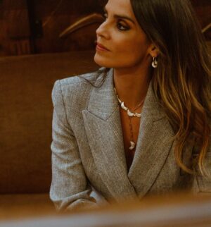 Ana Cuesta Instagram - El otro día la amiga @lauravilamor nos llevó a la Bolsa de Madrid para fotografiar lo nuevo de @vilamoresjoyas 😍
📸 @inesgarp