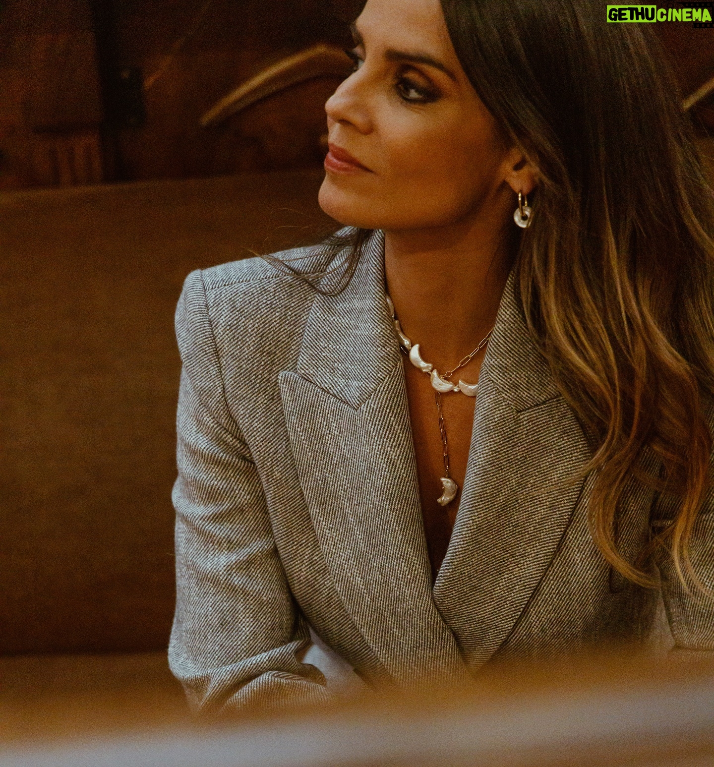 Ana Cuesta - 724 Likes - El otro día la amiga @lauravilamor nos llevó a la Bolsa de Madrid para fotografiar lo nuevo de @vilamoresjoyas 😍
📸 @inesgarp
