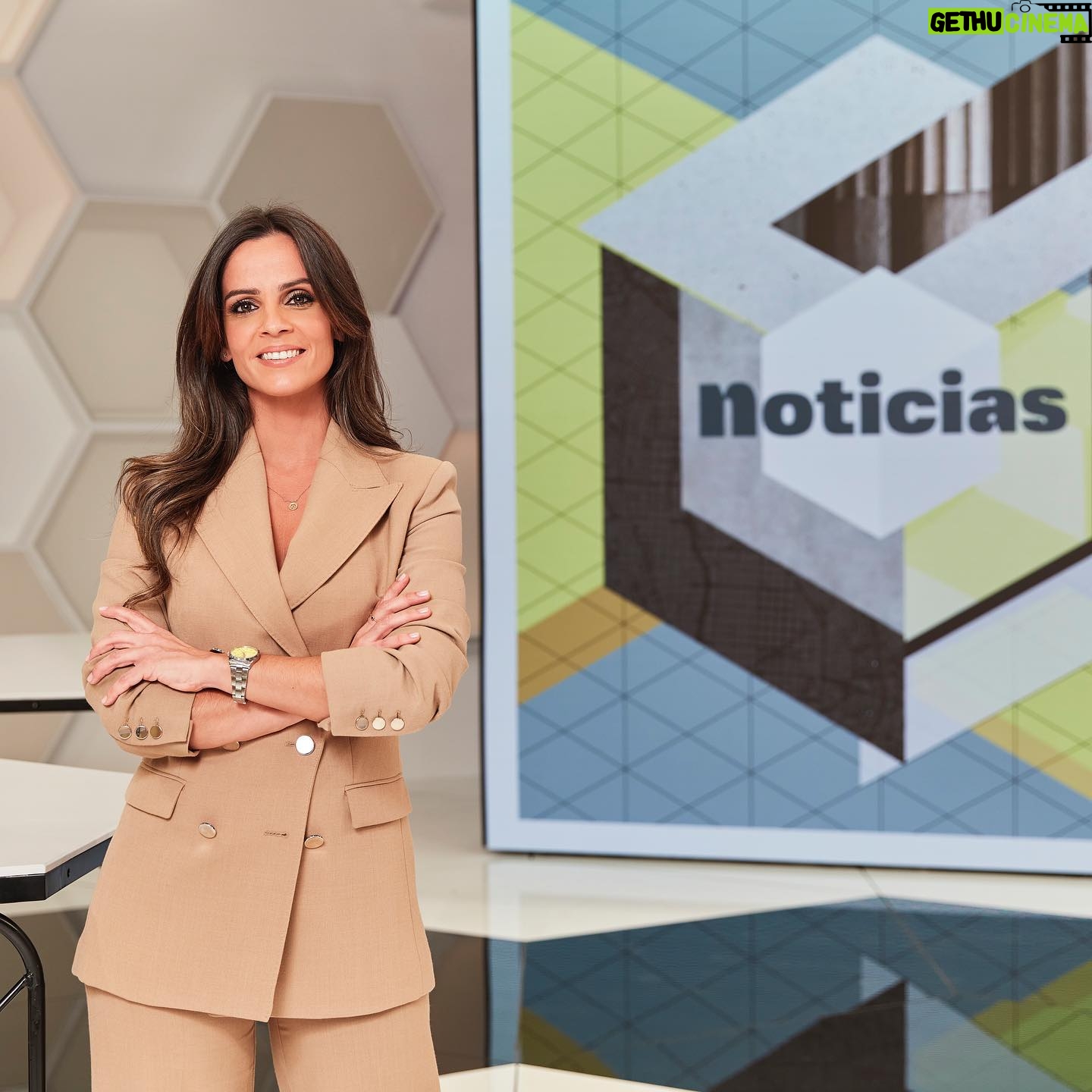 Ana Cuesta - 1.6K Likes - Estos días cumplo 10 años informando en @lasexta
Aún recuerdo el tembleque del primer directo 😅 Cubríamos un incendio forestal en la provincia de Valencia y abrimos el informativo.
Vamos a por otro verano más por aquí.