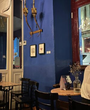 Ana Cuesta Instagram - A menudo, Madrid 🐈‍⬛ 
@barrutiayel9.oficial 
@elcafebelen 
@haramboure_madrid