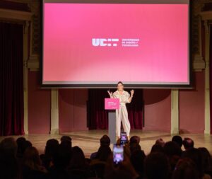 Ana Cuesta Instagram - En unas semanas @adnforum revolucionará el centro de Madrid con una muestra del enorme talento de algunos de nuestros mejores artistas y diseñadores. Gracias @gabocastillo2021 y @fabianniguez por permitirme poner voz a la presentación de este proyecto tan apasionante. 

👔 @palomalajud  @besurecomunicacion