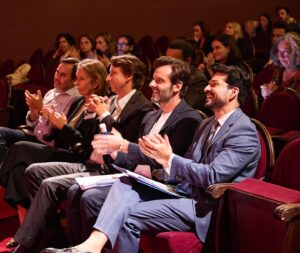 Ana Cuesta Instagram - En unas semanas @adnforum revolucionará el centro de Madrid con una muestra del enorme talento de algunos de nuestros mejores artistas y diseñadores. Gracias @gabocastillo2021 y @fabianniguez por permitirme poner voz a la presentación de este proyecto tan apasionante. 

👔 @palomalajud  @besurecomunicacion
