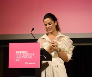 Ana Cuesta Instagram - En unas semanas @adnforum revolucionará el centro de Madrid con una muestra del enorme talento de algunos de nuestros mejores artistas y diseñadores. Gracias @gabocastillo2021 y @fabianniguez por permitirme poner voz a la presentación de este proyecto tan apasionante. 

👔 @palomalajud  @besurecomunicacion