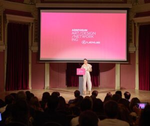 Ana Cuesta Instagram - En unas semanas @adnforum revolucionará el centro de Madrid con una muestra del enorme talento de algunos de nuestros mejores artistas y diseñadores. Gracias @gabocastillo2021 y @fabianniguez por permitirme poner voz a la presentación de este proyecto tan apasionante. 

👔 @palomalajud  @besurecomunicacion