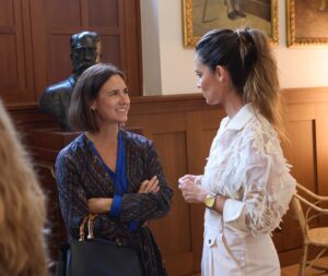 Ana Cuesta Instagram - En unas semanas @adnforum revolucionará el centro de Madrid con una muestra del enorme talento de algunos de nuestros mejores artistas y diseñadores. Gracias @gabocastillo2021 y @fabianniguez por permitirme poner voz a la presentación de este proyecto tan apasionante. 

👔 @palomalajud  @besurecomunicacion