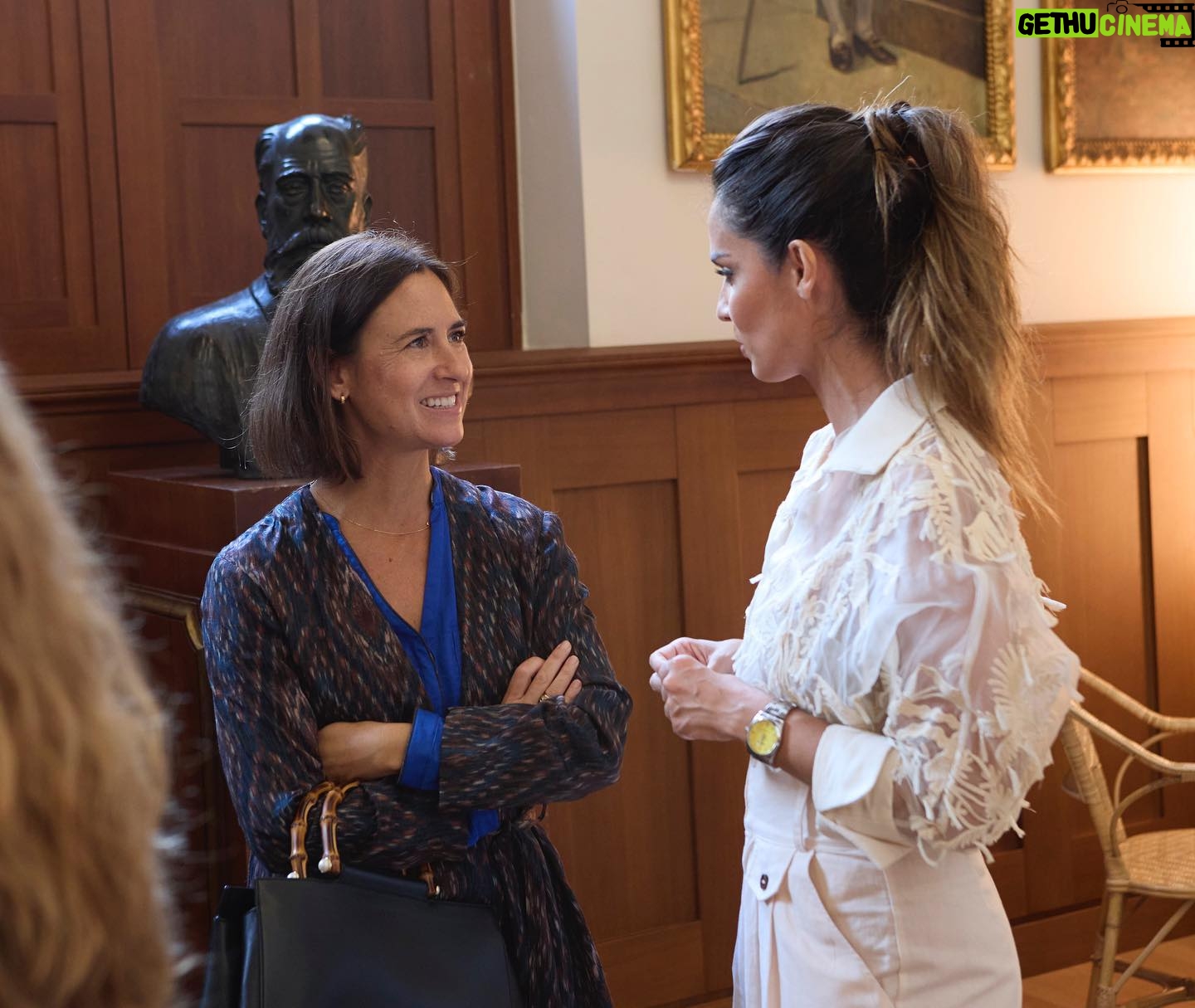 Ana Cuesta - 659 Likes - En unas semanas @adnforum revolucionará el centro de Madrid con una muestra del enorme talento de algunos de nuestros mejores artistas y diseñadores. Gracias @gabocastillo2021 y @fabianniguez por permitirme poner voz a la presentación de este proyecto tan apasionante.
👔 @palomalajud @besurecomunicacion