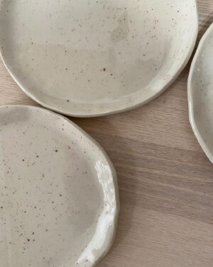 Ana Cuesta Instagram - Te vengo a confirmar que se me da mejor hacer platos que cocinarlos. 

(Aún no acepto encargos, que os veo venir 😅)

#handmade  #pottery #cerámica @ceramica.caolin