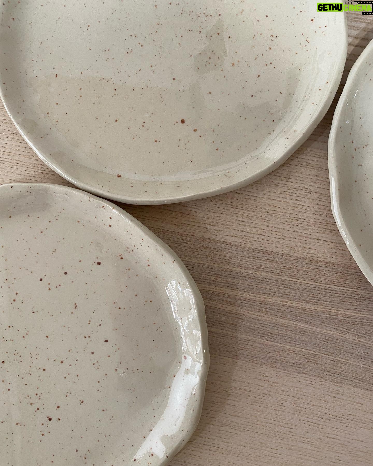 Ana Cuesta - 886 Likes - Te vengo a confirmar que se me da mejor hacer platos que cocinarlos.
(Aún no acepto encargos, que os veo venir 😅)
#handmade #pottery #cerámica @ceramica.caolin