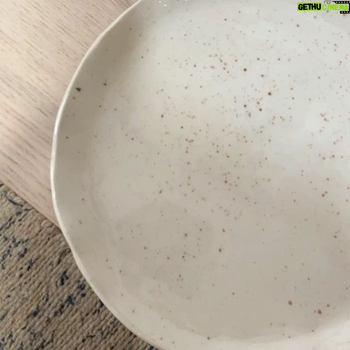 Ana Cuesta - 886 Likes - Te vengo a confirmar que se me da mejor hacer platos que cocinarlos.
(Aún no acepto encargos, que os veo venir 😅)
#handmade #pottery #cerámica @ceramica.caolin