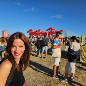 Ana Guedes Rodrigues Instagram - @antoniofilipequeiros ainda não percebi muito bem se fomos nós que levámos os nossos filhos ou se foram eles que nos levaram a nós… mas foi giro! 🤘🏽🎸

@rockinriolisboa