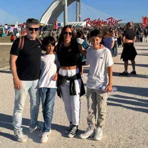 Ana Guedes Rodrigues Instagram - @antoniofilipequeiros ainda não percebi muito bem se fomos nós que levámos os nossos filhos ou se foram eles que nos levaram a nós… mas foi giro! 🤘🏽🎸

@rockinriolisboa
