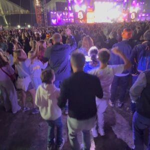 Ana Guedes Rodrigues Instagram - @antoniofilipequeiros ainda não percebi muito bem se fomos nós que levámos os nossos filhos ou se foram eles que nos levaram a nós… mas foi giro! 🤘🏽🎸

@rockinriolisboa