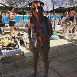 Ana Markl Instagram - Estou em 9 dos 30 anos da @antena3rtp. Que anos intensos e belos. Parabéns à minha rádio! 📻🎤🎧🎶

1) Eu a trabalhar no saudoso festival que mais alegrias me deu, Milhões de Festa.

2) A despedida da @joanamarquespic das Manhãs,, ainda com o @sirandresantos, @luis_f_s_oliveira e a @ineslopesgoncalves.

3) E depois chegou o @hugovanderding!

4) Às tantas, éramos 3 na 3: com o @tiago_ribeiro_ti, esta inesquecível trindade nada santíssima (uma trindade quadrilátera com o @umgajoquesimsenhor)

5) Lembram-se de quando eu lia o trânsito?

6) Voz de Cama, a missão mais linda ao lado da @taniiagraca.

7) Muitos de nós num jantar de Natal (e fica por mencionar muita gente espectacular e importante nesta história). 
Aproveitando para parabenizar o xor director @nuno____reis

8) Camaradas do Precisamos de Falar - @rmabreu @luis_f_s_oliveira, @nunogalopim - e o então senhor ministro.

9) Abracinho bom do @tiago_ribeiro_ti 

10) Abracinho bom da @joanagama

Tanto mais há para contar e mais haverá.

❤️