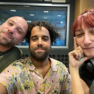 Ana Markl Instagram - Estou em 9 dos 30 anos da @antena3rtp. Que anos intensos e belos. Parabéns à minha rádio! 📻🎤🎧🎶

1) Eu a trabalhar no saudoso festival que mais alegrias me deu, Milhões de Festa.

2) A despedida da @joanamarquespic das Manhãs,, ainda com o @sirandresantos, @luis_f_s_oliveira e a @ineslopesgoncalves.

3) E depois chegou o @hugovanderding!

4) Às tantas, éramos 3 na 3: com o @tiago_ribeiro_ti, esta inesquecível trindade nada santíssima (uma trindade quadrilátera com o @umgajoquesimsenhor)

5) Lembram-se de quando eu lia o trânsito?

6) Voz de Cama, a missão mais linda ao lado da @taniiagraca.

7) Muitos de nós num jantar de Natal (e fica por mencionar muita gente espectacular e importante nesta história). 
Aproveitando para parabenizar o xor director @nuno____reis

8) Camaradas do Precisamos de Falar - @rmabreu @luis_f_s_oliveira, @nunogalopim - e o então senhor ministro.

9) Abracinho bom do @tiago_ribeiro_ti 

10) Abracinho bom da @joanagama

Tanto mais há para contar e mais haverá.

❤️