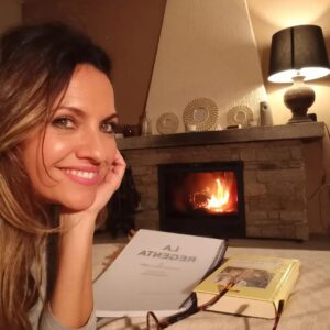 Ana Ruiz Instagram - No todo va a ser mar... Con este frío, una  chimenea siempre es un buen plan 🔥📖

#diciembre #viernes #frio #chimenea #hogar #estudio #laregenta #leer #literatura #clasico #anaozores #teatro #actriz #profesion # pequeñas cosas #afortunada #feliz #momentos #mirandoalcielo