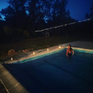 Ana Ruiz Instagram - ¿Soy la única que habría pasado la noche así?🔥

@dolorescortesswimwear 
#calor #oladecalor #oladecalorquenoseva #verano #agosto #otrodiamas #summer #unlugar #yo #mirandoalcielo