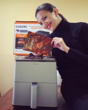 Ana Ruiz Instagram - Tras una semana de ensayos y gripe... Os presento a la nueva amiga que Los Reyes Magos me trajeron ... Me gusta más bailar que cocinar, pero creo que con ella todo puede cambiar. ¿Me atreveré a publicar una receta próximamente 😬?💪🏼👩🏻‍🍳🍲

@cosori.es 
#airfrayer #freidoradeaire #cosori #cocinando #estreno #recetasricas #comidasana #comidasaludable #healthyfood #mirandoalcielo