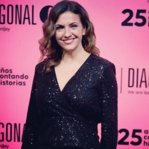 Ana Ruiz Instagram - Gracias @borjab.hojas por estas bonitas fotos de la celebración de los 25 años de @diagonaltelevisio 
Celebrar en compañía de compañeros y amigos, que se siguen y se seguirán  contando historias...
¡Gracias @jordi_frades y @jaumebanacolocha por ser siempre tan cariñosos!
¡Y vaya fiestón! Donde la buena música de @carlosareces__  nos hizo bailar y disfrutar como locos. 💃

#fiesta #diagonal #celebracion #25aniversario #compañeros #historias #ficcion #television #haytantoquecontar #actriz #profesion #trabajo #mirandoalcielo