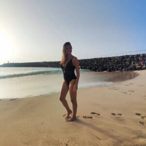 Ana Ruiz Instagram - Mi cara lo dice todo... 😍
🌴🌊🇨🇻

#vacaciones #caboverde #playa #noviembre #veroño #otoño #disfrutar #travel #viajar #viajes #descansar #relax #tranquilidad #paz #estudiar #cargandoenergia #mirandoalcielo