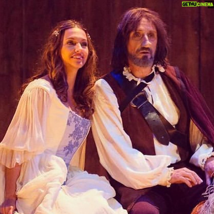 Ana Ruiz - 3.1K Likes - Haciendo teatro soy feliz, me siento libre y creo que es la esencia de un actor. Con él descubrí mi vocación siendo una niña y espero poder seguir disfrutando de él y con él por muchos años… Por las obras que han sido, por las que son y por las que serán.
Inevitable pensar en este día en @jose_luis_gil_sanz , un grande del teatro con el que tantas cosas buenas he vivido,creado y compartido en un escenario. Se te echa de menos sobre las tablas ❤️
#¡Felizdiamundialdelteatro!
#teatro #profesion #vocacion #mivida #libre #amor #actriz #trocitosdemi #compañeros #obras #mirandoalcielo