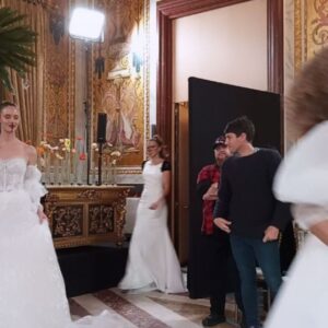 Ana Ruiz Instagram - Desfile de @jordidalmaucostura  en el hermoso @palaciodesantona 👏🏻👏🏻👏🏻👏🏻👏🏻

#ateliercouture #moda #semanadelamodademadrid #ateliercouture2024 #desfile #palaciosdemadrid #novias #belleza #altacostura #pasarela #mirandoalcielo