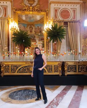 Ana Ruiz Instagram - Desfile de @jordidalmaucostura  en el hermoso @palaciodesantona 👏🏻👏🏻👏🏻👏🏻👏🏻

#ateliercouture #moda #semanadelamodademadrid #ateliercouture2024 #desfile #palaciosdemadrid #novias #belleza #altacostura #pasarela #mirandoalcielo