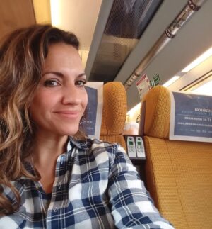 Ana Ruiz Instagram - Un poquito de tren... Donde el corazón me lleva...

#descanso #tren #familia #aire #sur #energia #noviembre #mirandoalcielo