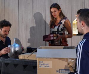 Ana Ruiz Instagram - Hoy el #diainternacionaldelactor lo celebro de la mejor manera que se puede… ¡Trabajando!
Me siento afortunada de esta vocación que me da tanta felicidad (aunque a veces es ingrata )y me ha hecho conocer a seres humanos que forman parte de mi vida de manera muy especial. Por los proyectos que fueron, que son , y serán 🎭🥂

Aquí en un ensayo de “Ortega” con mis compañeros @alberto__fonseca y @alexgadea01 con los que tengo la suerte de compartir este proyecto de @somosteatrourgente 
¡Nos vemos del 3 de septiembre al 15 de octubre en el @teatroqsf 

#diainternacionaldelactor #trabajo #profesion #vocacion #ensayos #compañeros #felicidad #mivida #quenofalte #mirandoalcielo