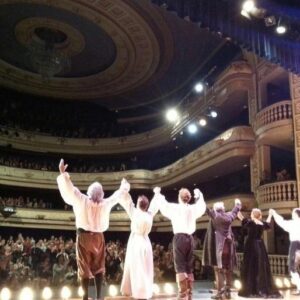 Ana Ruiz Instagram - Hoy tengo la suerte de volverme subir  al escenario del  @teatroprincipaldezaragoza con un personaje tan bonito como Ana Ozores, #laregenta pero no puedo evitar pasar por este teatro y esta ciudad sin acordarme de mi #cyranodebergerac aragonés @jose_luis_gil_sanz . Mi socio, mi compañero y mi amigo. Nos embarcamos en esta producción juntos y fue una de las etapas más felices sobre  un escenario  de la que tengo unos recuerdos imborrables. Te quiero,  amigo mío... y Zaragoza también ❤️ 

#misrecuerdos #teatro #tbt #cyranodebergerac #montajes #teatro #produccion #miamigo #zaragoza #querecuerdos #mirandoalcielo